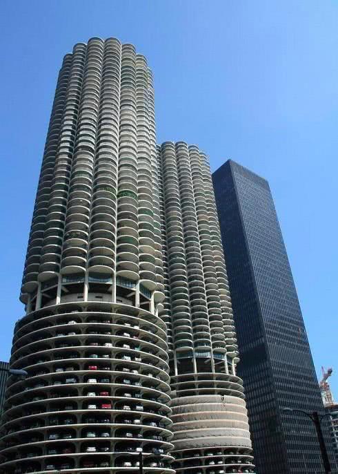 這停車場設(shè)計可謂滿眼科技感，秒變旅游景點(diǎn)